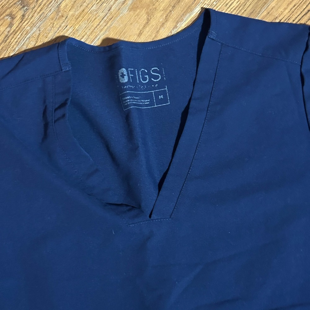 Figs Navy Blue Casaman 3 Pocket Scrub Top, Size M - Picture 2 of 3
